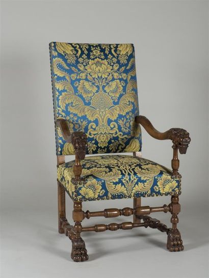 Paire de fauteuils à haut dossier en noyer,...