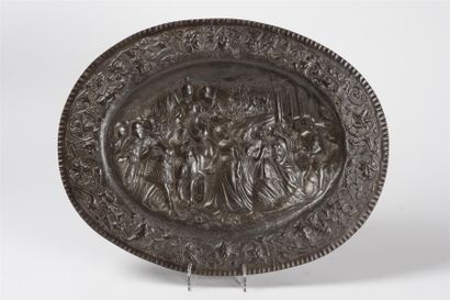 Plat ovale en fonte de fer, à décor en ronde-bosse...