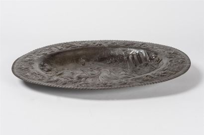 Plat ovale en fonte de fer, à décor en ronde-bosse...