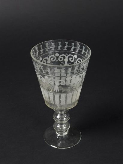 Important verre à pied taillé et gravé d'une...