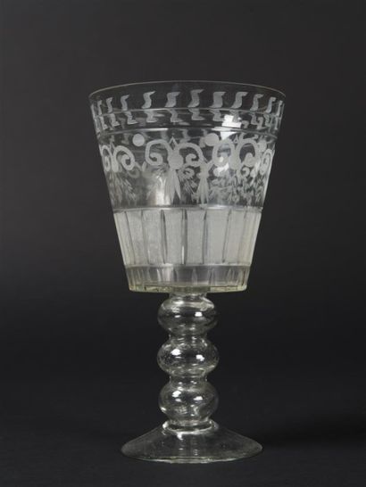 Important verre à pied taillé et gravé d'une...