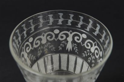 Important verre à pied taillé et gravé d'une...
