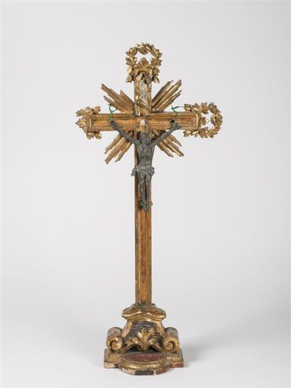 Croix en bois doré sculpté, décor d'un motif...