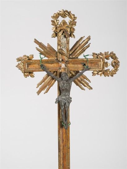 Croix en bois doré sculpté, décor d'un motif...