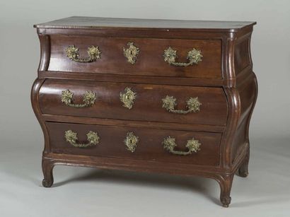 Commode galbée en tombeau en noyer mouluré,...