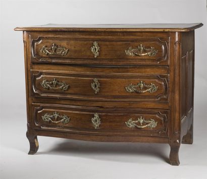 Commode en noyer mouluré à façade légèrement...