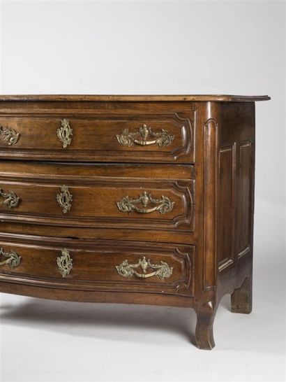 Commode en noyer mouluré à façade légèrement...