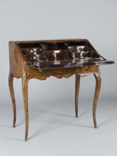 Bureau de pente en placage de bois de violette...