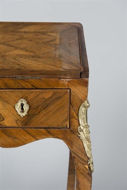 Bureau de pente en placage de bois de violette...