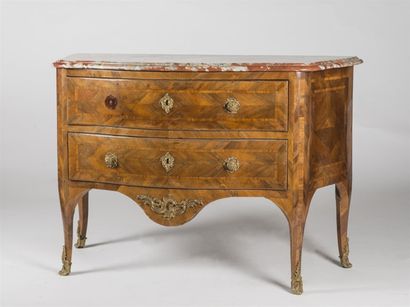 Commode galbée sur trois faces en bois de...