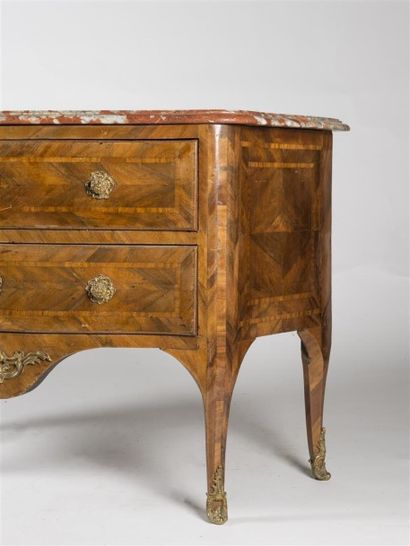 Commode galbée sur trois faces en bois de...
