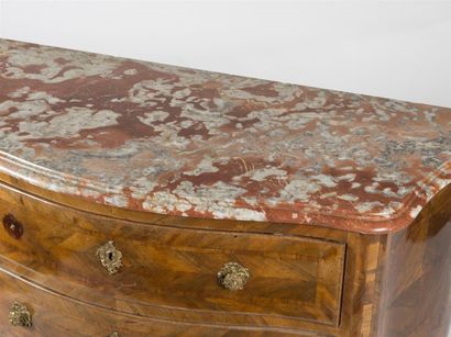 Commode galbée sur trois faces en bois de...