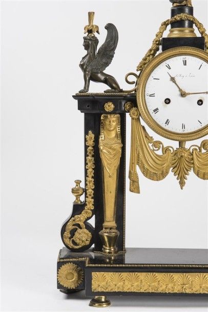 Pendule portique époque Louis XVI en marbre...