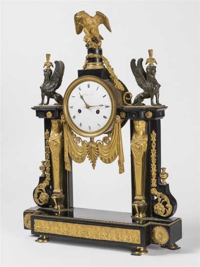 Pendule portique époque Louis XVI en marbre...
