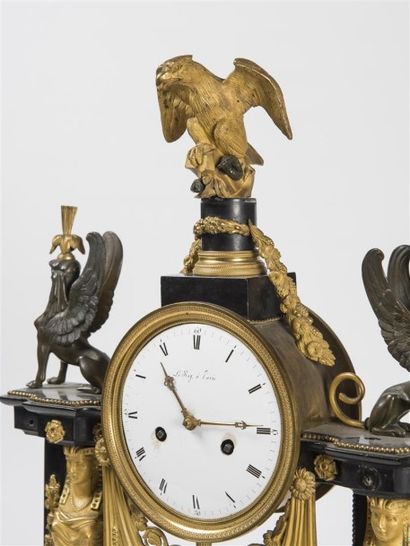 Pendule portique époque Louis XVI en marbre...