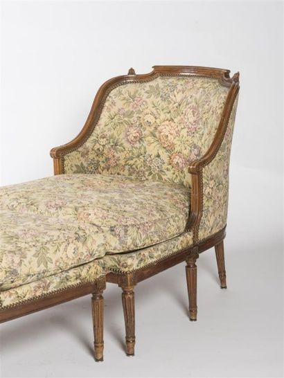 Duchesse brisée en bois naturel mouluré sculpté,...