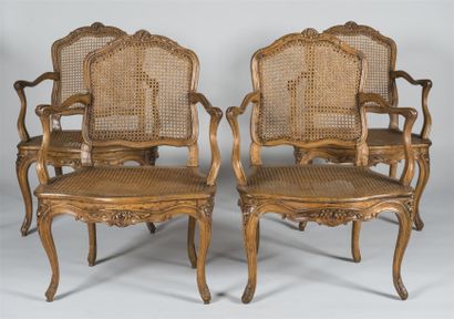 Suite de quatre fauteuils à dos plat en noyer...