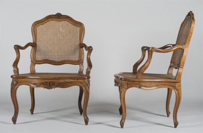 Paire de fauteuils à dos plat en noyer mouluré...