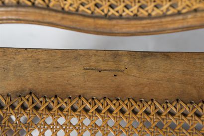 Paire de fauteuils à dos plat en noyer mouluré...