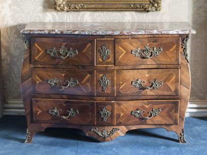 Commode galbée en bois de placage marquetée...
