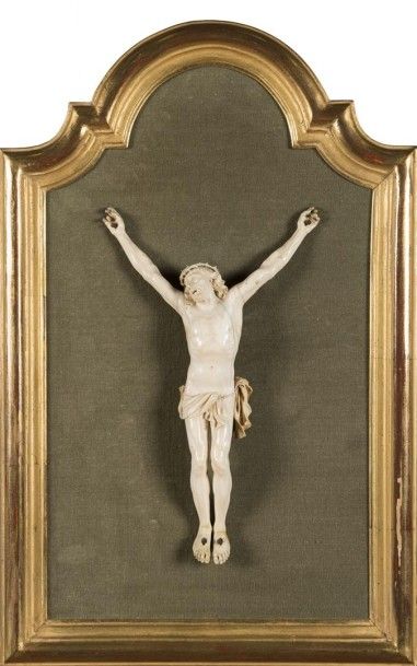 Christ en ivoire sculpté et finement ciselé...
