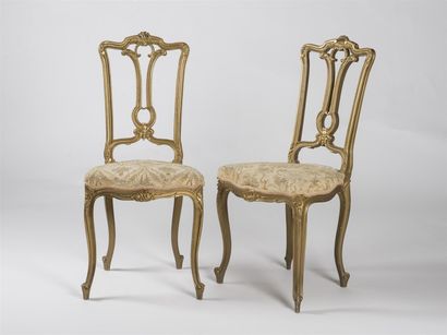 Paire de chaises à dossier ajouré et doré,...
