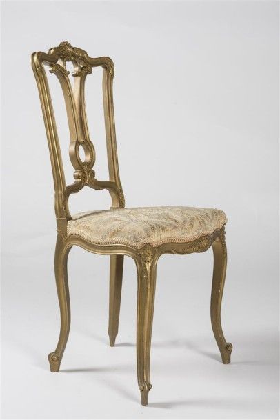 Paire de chaises à dossier ajouré et doré,...