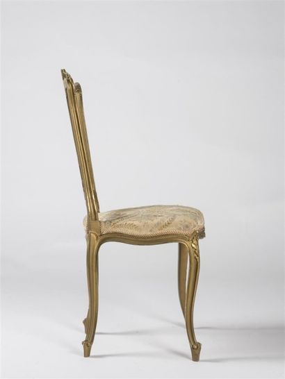 Paire de chaises à dossier ajouré et doré,...