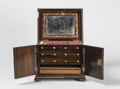 Coffret rectangulaire en placage d'amarante...