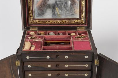 Coffret rectangulaire en placage d'amarante...