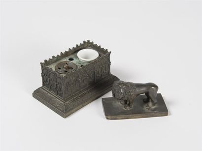 Encrier rectangulaire en bronze lion de Saint...