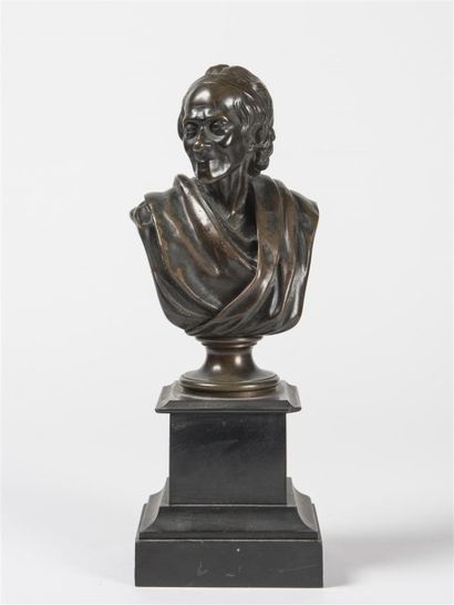 Deux sujets en bronze formant pendants: Montesquieu...