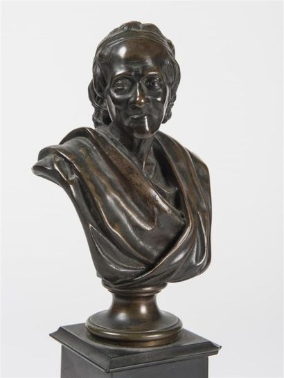 Deux sujets en bronze formant pendants: Montesquieu...