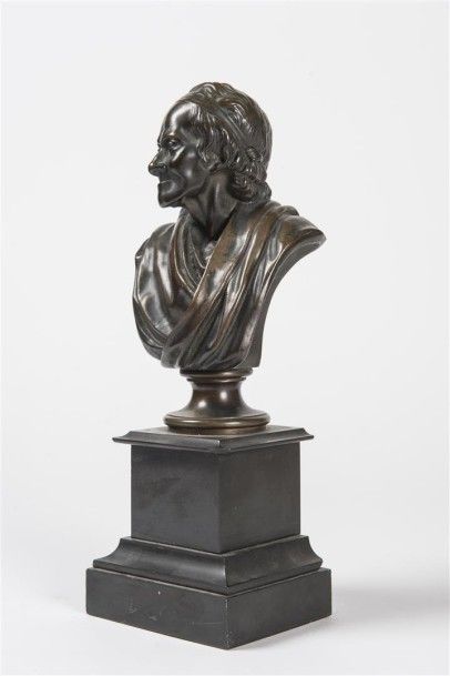 Deux sujets en bronze formant pendants: Montesquieu...