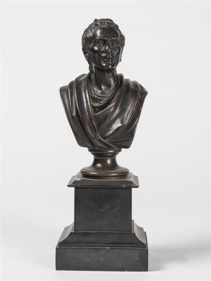 Deux sujets en bronze formant pendants: Montesquieu...