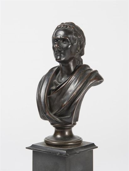 Deux sujets en bronze formant pendants: Montesquieu...