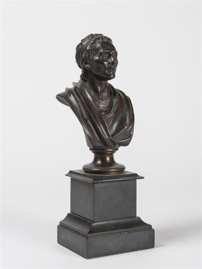 Deux sujets en bronze formant pendants: Montesquieu...