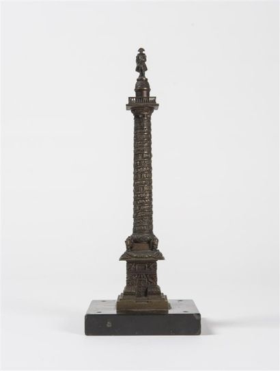 Colonne Vendôme miniature, surmontée de la...