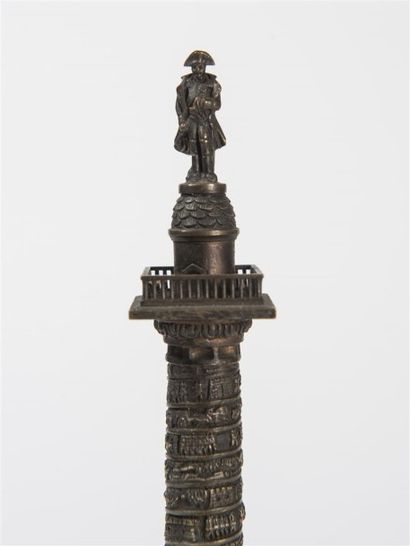 Colonne Vendôme miniature, surmontée de la...