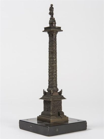 Colonne Vendôme miniature, surmontée de la...