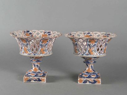 BAYEUX Paire de corbeilles ajourées en porcelaine...