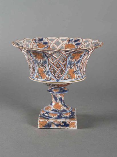 BAYEUX Paire de corbeilles ajourées en porcelaine...