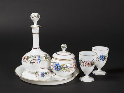 BACCARAT Service de nuit en opaline blanche...