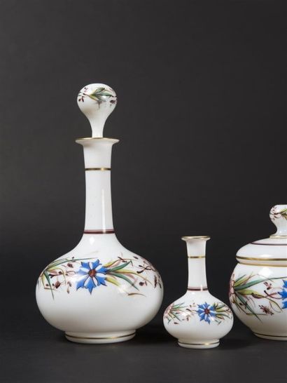 BACCARAT Service de nuit en opaline blanche...