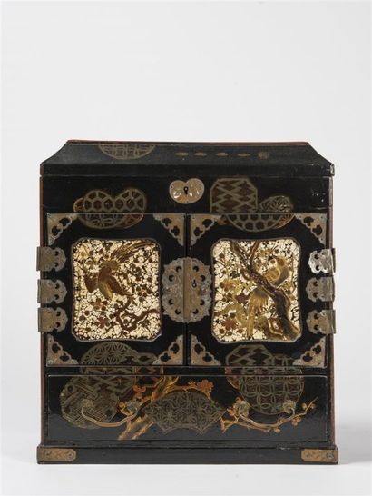 Coffret à bijoux en laque du Japon, le couvercel...