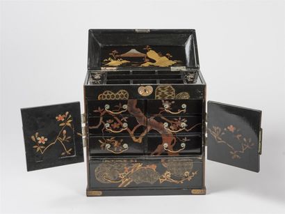 Coffret à bijoux en laque du Japon, le couvercel...