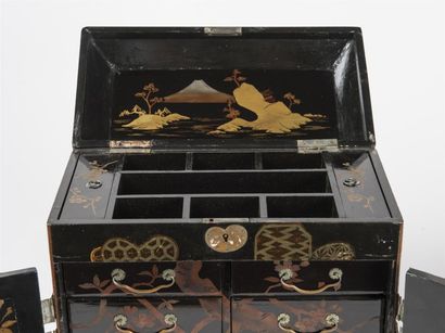 Coffret à bijoux en laque du Japon, le couvercel...