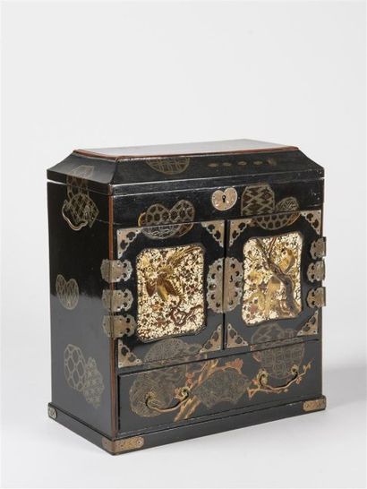 Coffret à bijoux en laque du Japon, le couvercel...