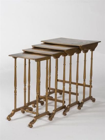 Quatre tables gigognes en bois peint à décor...
