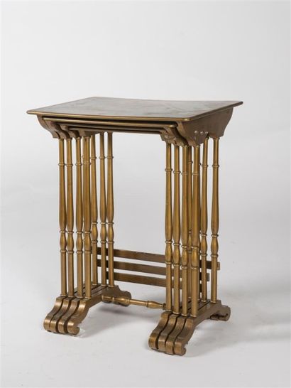 Quatre tables gigognes en bois peint à décor...